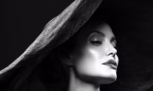 Angelina Jolie chia sẻ về chứng bệnh khiến mặt chảy xệ sau ly hôn