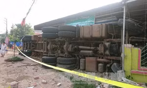 Xe container chở alumin lật nghiêng, đè sập 3 căn nhà