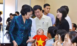 Phó Chủ tịch nước trao quà tặng trẻ em nghèo phẫu thuật nụ cười