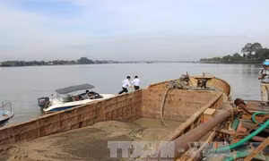 Khai thác cát trên sông Đồng Nai vào thời điểm này đều là 'cát tặc'
