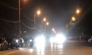 Phạt tới 800.000 đồng với ô tô, xe máy bật đèn pha trong khu đô thị buổi tối 