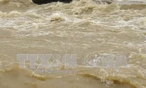 Nghệ An: Xe chở cán bộ kiểm tra giao thông bị lũ cuốn, 2 người tử vong