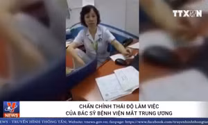 Bác sĩ vô ý gác chân lên ghế bị hạ bậc thi đua trong tháng 9 