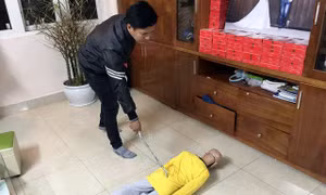 Vụ việc bé trai 10 tuổi bị bạo hành: Có thể phạt tù đến 3 năm