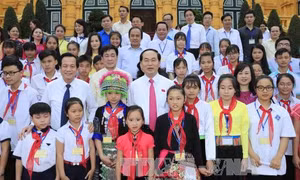 Chủ tịch nước Trần Đại Quang gặp mặt trẻ em có hoàn cảnh đặc biệt tiêu biểu toàn quốc