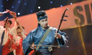 Nguyên Khang mặc kimono chơi nhạc cụ dân tộc tại chương trình 'Sinh ra để toả sáng'