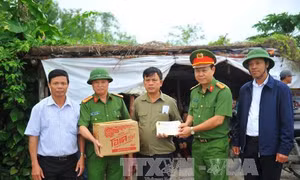 Công an tỉnh Ninh Bình tặng quà cho người dân vùng lũ