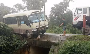 Xe khách va chạm với xe rơ moóc, 8 người bị thương 