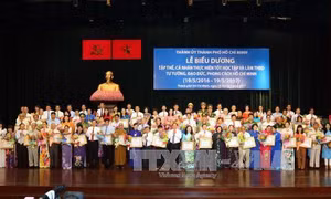 Biểu dương tập thể, cá nhân tiêu biểu làm theo gương Bác