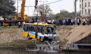 Trục vớt xe buýt lao xuống kênh ở Đà Nẵng