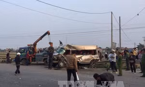 Ô tô khách đâm tàu hỏa, 6 người thương vong 