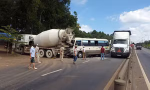 Xe khách đâm xe trộn bê tông, tài xế chết tại chỗ