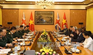 Tướng Nguyễn Chí Vịnh hội đàm với Quốc vụ khanh Quốc phòng Anh