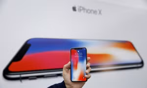 Cô bé được thưởng iPhone X vì làm thơ về Tổng thống Nga Putin