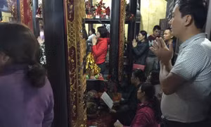 Mưa rét kéo dài, Đền Bà Chúa Kho vẫn nườm nượp người về “trả vốn”
