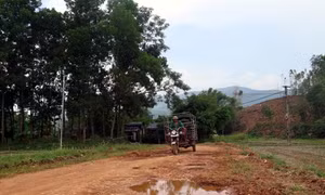 Đường liên xã ‘khổ ải’ khiến nông sản, hàng hóa bị ép giá