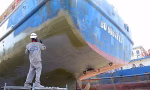 Bình Định tiếp tục lấy mẫu vỏ thép tàu cá để kiểm định