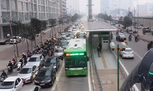 Phát hoảng vì những pha tạt đầu và cướp làn đường xe buýt nhanh
