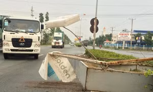 Mưa lớn khiến biển quảng cáo bất ngờ đổ sập xuống đường