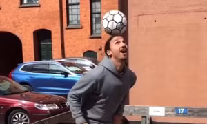 Xem Zlatan Ibrahimovic lần đầu chạm bóng sau chấn thương