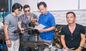 Chế Linh đánh trống, chỉ huy hai con tập luyện cho đêm nhạc