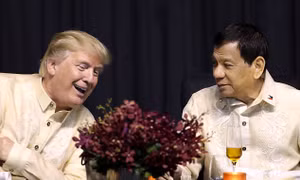 Tổng thống Philippines đón tiếp thân mật, hát cho Tổng thống Trump nghe