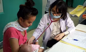 Không nên tự chữa viêm phổi cho trẻ tại nhà