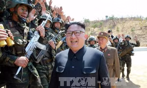 Vừa phóng thử tên lửa thành công, ông Kim Jong-un phấn khởi lệnh sản xuất hàng loạt