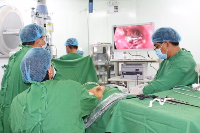 Bệnh viện Chợ Rẫy Phnom Penh mổ nội soi tuyến giáp ít xâm lấn ảnh 1