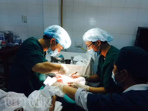 Cấp cứu kịp thời ngư dân bị đứt rời đốt ngón tay ảnh 1