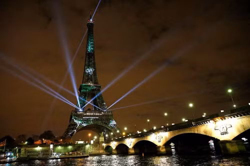 Tháp Eiffel chuyển màu xanh để ủng hộ nỗ lực phủ xanh Trái Đất ảnh 1