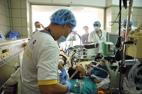 Lần đầu tiên chuyển viện quốc tế thành công bệnh nhân ngừng tim ảnh 1