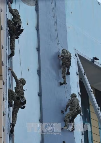 Đặc công Việt Nam diễn tập chống khủng bố, giải cứu con tin ảnh 5