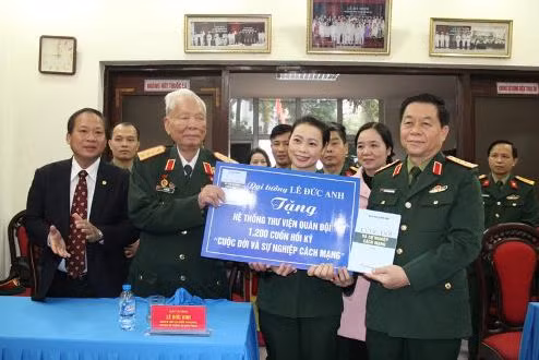 Tổng cục Chính trị tiếp nhận hồi ký của Đại tướng Lê Đức Anh ảnh 1