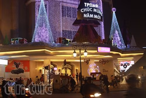 Hà Nội náo nhiệt chuẩn bị Noel sớm ảnh 9