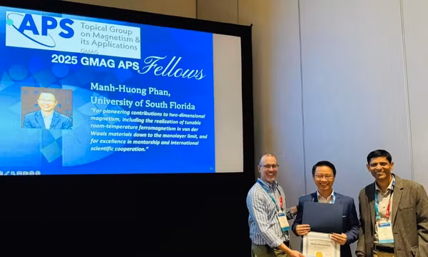 Giáo sư Phan Mạnh Hưởng khi được phong tặng danh hiệu Viện sĩ của Hội Vật lý Hoa Kỳ (APS Fellow).