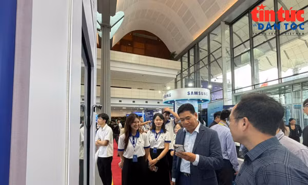 Người dùng trải nghiệm công nghệ tại triển lãm Ngày hội đổi mới sáng tạo 2026. Ảnh: LV