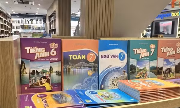 Điều chỉnh chương trình, sách giáo khoa như thế nào? 