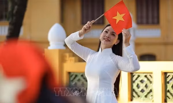 Hát mừng phụ nữ Việt Nam