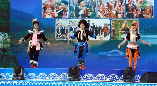 Liên hoan văn nghệ quần chúng và trình diễn trang phục nữ truyền thống dân tộc Dao