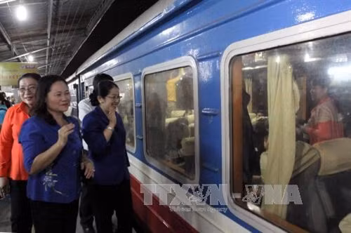 Thành phố Hồ Chí Minh tiễn công nhân về quê đón Tết Đinh Dậu năm 2017