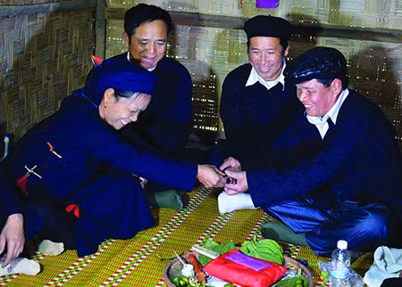 Lễ ăn hỏi của đồng bào Sán Chí