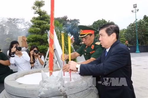 Lãnh đạo Thành phố Hồ Chí Minh dâng hương tưởng niệm các anh hùng liệt sỹ