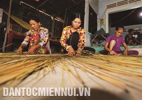Đan Cỏ Bàng – nghề giúp nhiều hộ Khmer thoát nghèo