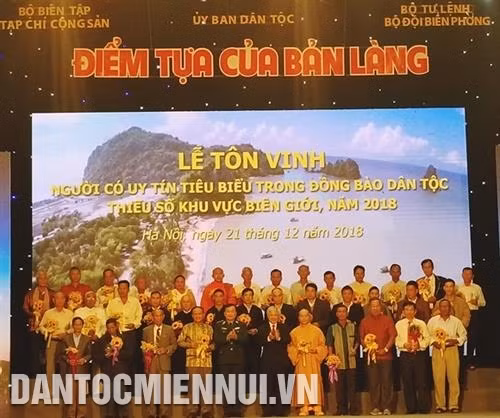 Lễ tôn vinh người có uy tín tiêu biểu trong đồng bào dân tộc thiểu số khu vực biên giới năm 2018