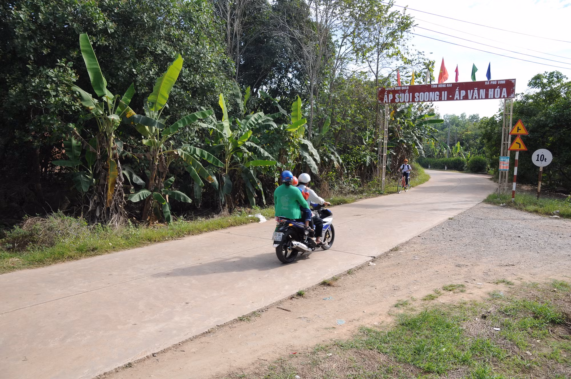 Hệ giao thông nông thôn được nâng cấp mở rộng đáp ứng nhu cầu đi lại, vận chuyển hàng hóa của người dân ở xã Phú Vinh (Định Quán, Đồng Nai). Ảnh: An Hiếu