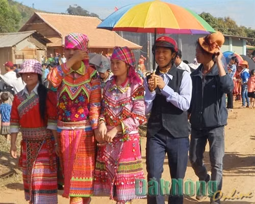 Phụ nữ Mông huyện Đắk Glong giữ gìn nét đẹp trang phục truyền thống