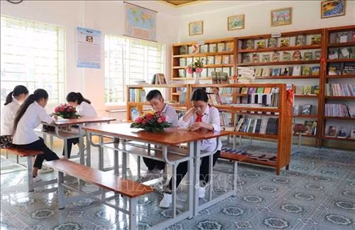 Trao tặng Thư viện xanh và Tủ sách Đinh Hữu Dư cho học sinh vùng khó khăn ở Nghệ An