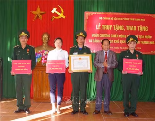 Truy tặng Huân chương chiến công hạng Nhất cho liệt sỹ Vi Văn Nhất