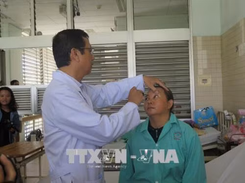 Lần đầu tiên thực hiện ghép giác mạc theo phương pháp phối hợp “hai trong một”